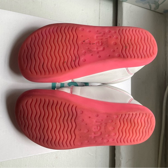 10 little white sneakers in GUC. - Picture 6 of 7